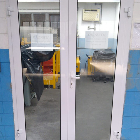 Porta de giro total instalada no vão ProAcoustic