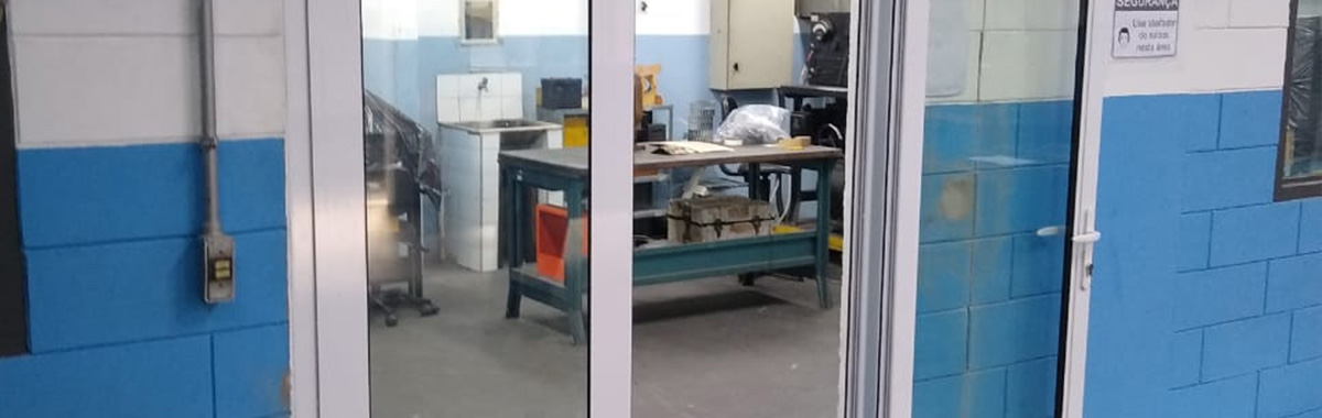 Portas anti ruído na zona leste Portas anti ruído na zona leste